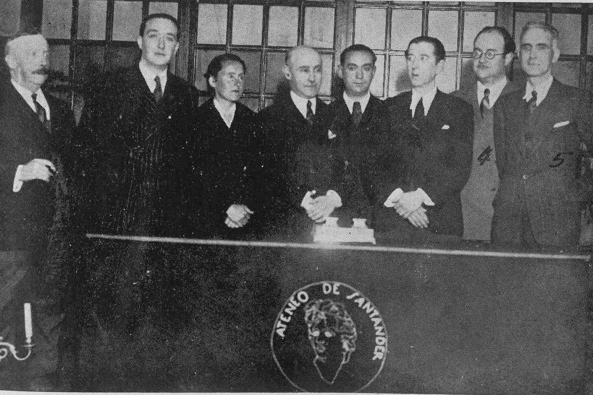 Grupo de escritores reunido en el Ateneo de Santander en 1936