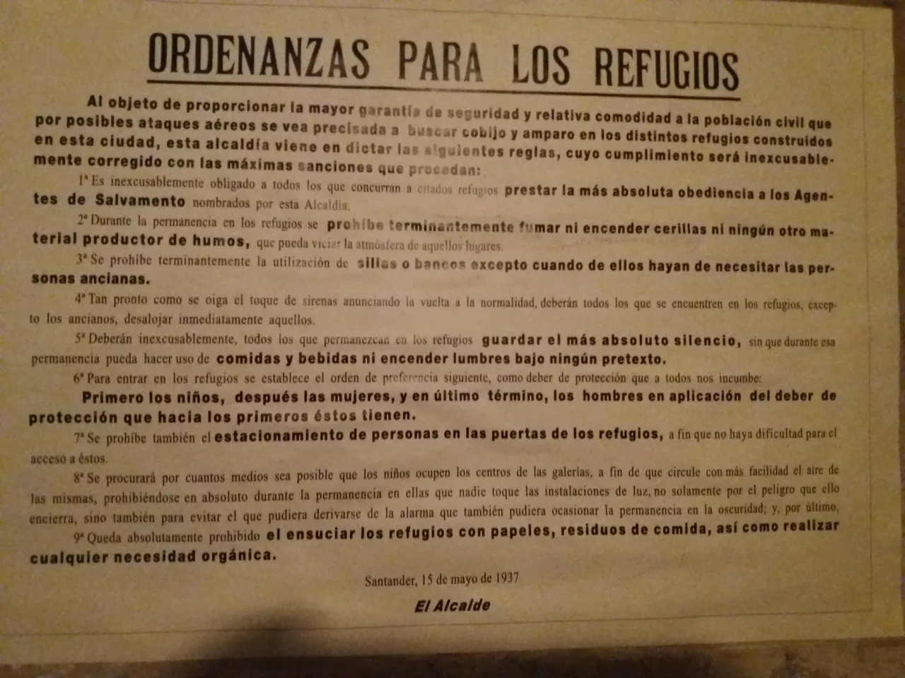 Cartel expositivo con las ordenanzas para los refugios, fechado el 15 de mayo de 1937