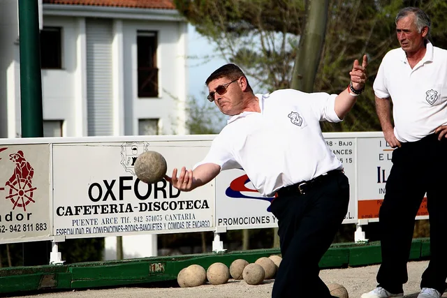 Jugador de bolo palma durante una partida vespertina en Las Lindes, Suances, en 2008