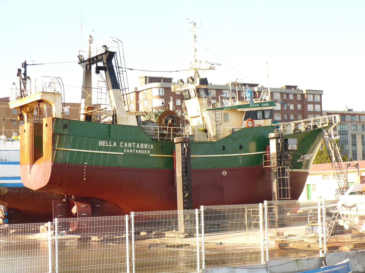 Barco pesquero en un varadero del Barrio Pesquero de Santander en 2008