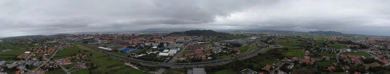 Panorámica contemporánea de La Albericia con Peñacastillo al fondo