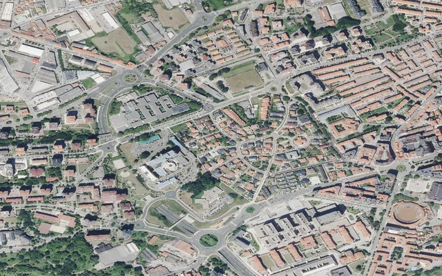 Ortofoto de 2023 con el tejido de viviendas bajas de Ciudad Jardín en el centro