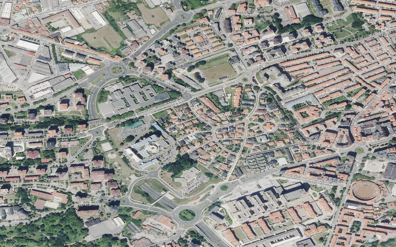 Ortofoto de 2023 con el tejido de viviendas bajas de Ciudad Jardín en el centro