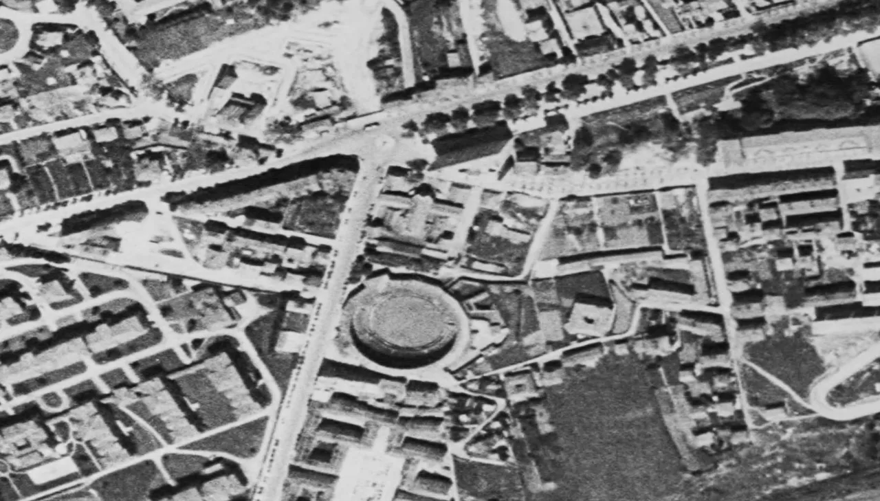 Ortofoto de Cuatro Caminos en 1956-1957, con la plaza de toros circular y las construcciones del ámbito del matadero al norte