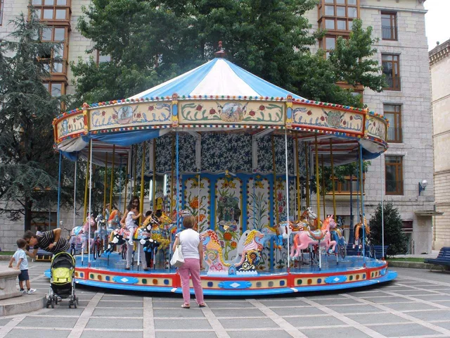 Tiovivo instalado en la plaza de Pombo de Santander en 2017