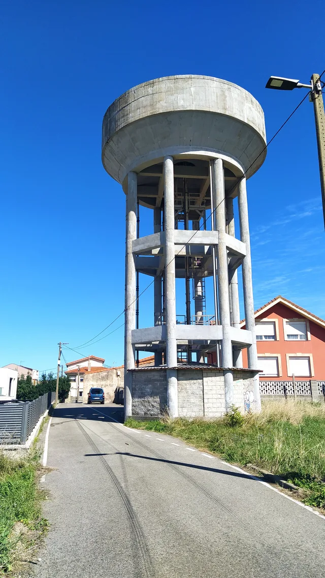 Depósito elevado de agua situado en Cueto