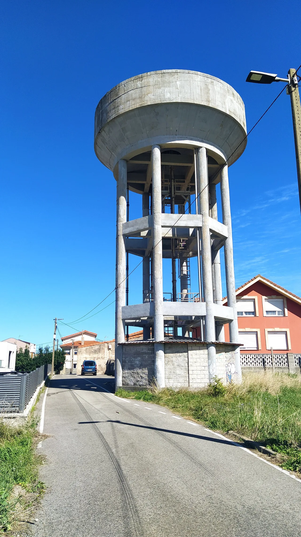 Depósito elevado de agua situado en Cueto