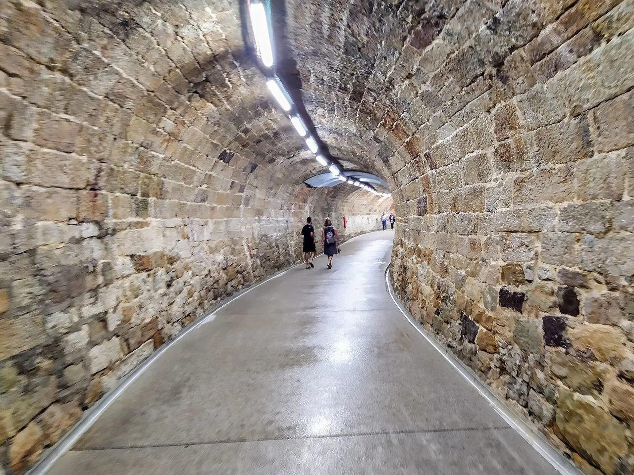 Interior del antiguo túnel del tren de Pombo después de su reapertura