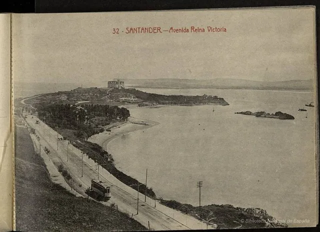 Postal histórica de la avenida Reina Victoria con el tranvía y La Magdalena al fondo