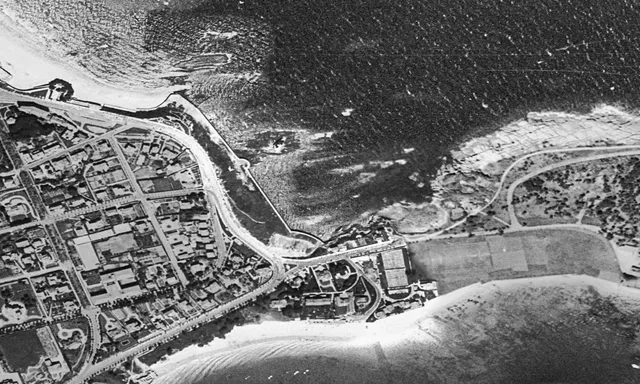 Vista aérea de 1956 o 1957 de El Camello, La Magdalena y el trazado litoral de Reina Victoria