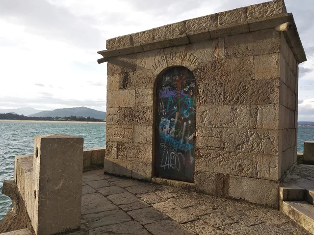 Caseta de piedra del antiguo mareógrafo de La Magdalena junto a la bahía