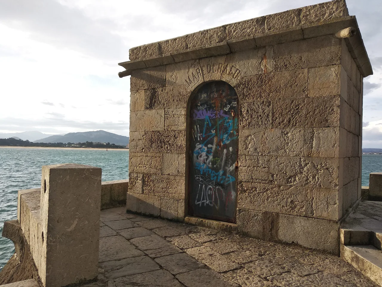 Caseta de piedra del antiguo mareógrafo de La Magdalena junto a la bahía
