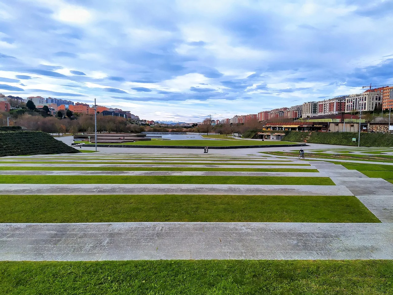 Anfiteatro, lámina de agua y edificios en el actual Parque de Las Llamas