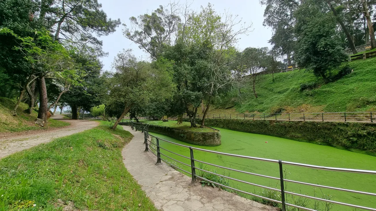 Paseos, barandillas y vegetación junto al estanque de Mataleñas