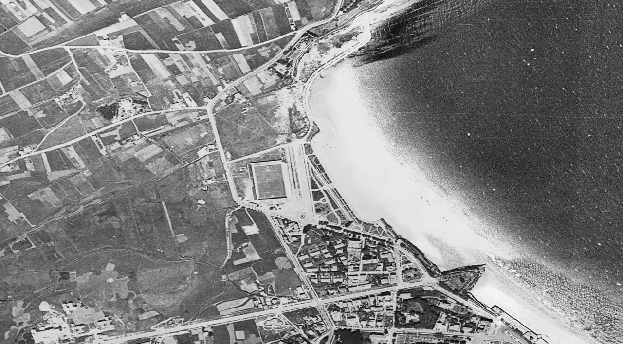 Vista aérea del Sardinero en 1956 o 1957, con el parque de Mesones y los antiguos Campos de Sport