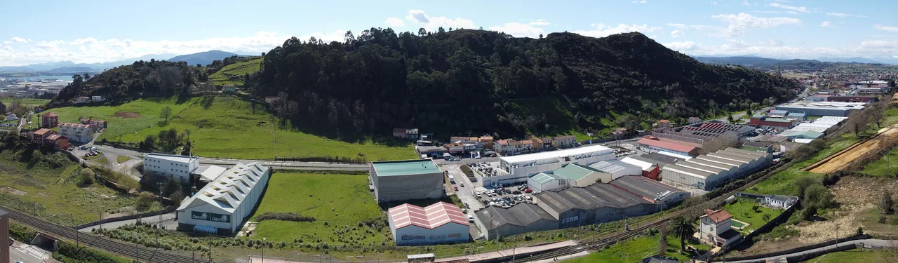 Panorámica de Peñacastillo y su entorno urbano e industrial en 2023