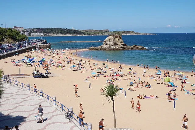 Vista de la playa de El Camello en 2016