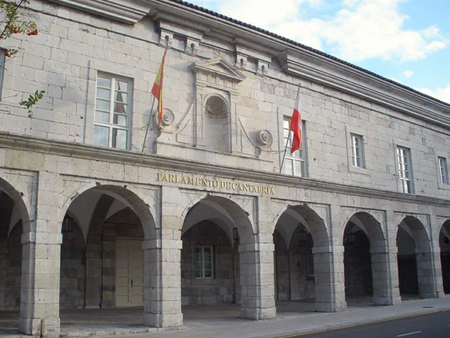 Fachada porticada del antiguo Hospital de San Rafael, actual Parlamento de Cantabria