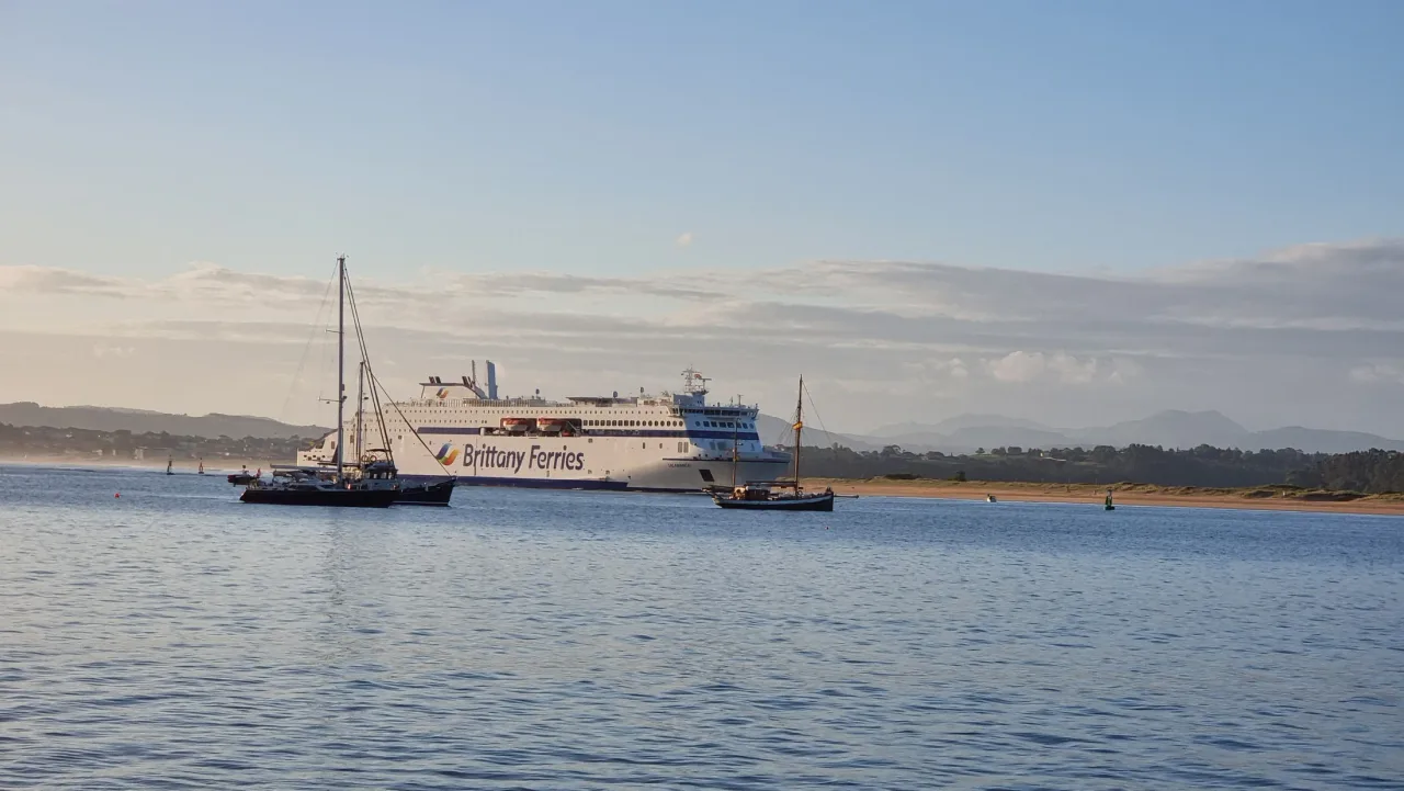 Buque de pasaje en la bahía de Santander con la costa opuesta al fondo