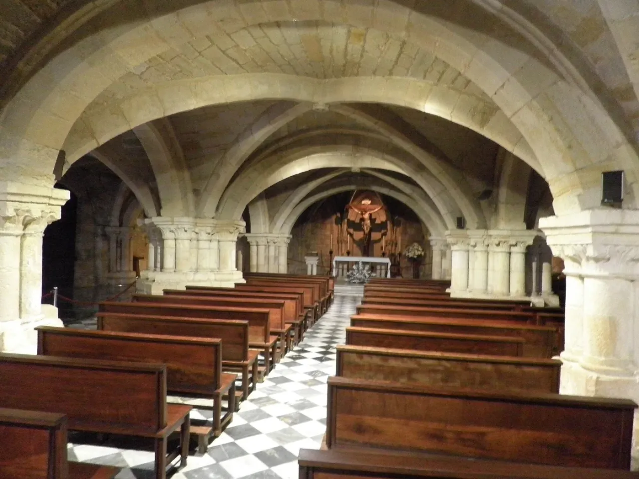Interior de la iglesia baja del Santísimo Cristo de Santander