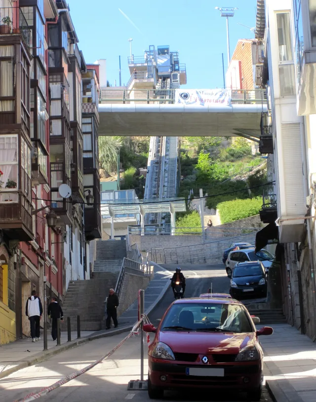 Calle en pendiente, escaleras y funicular del Río de la Pila en 2010