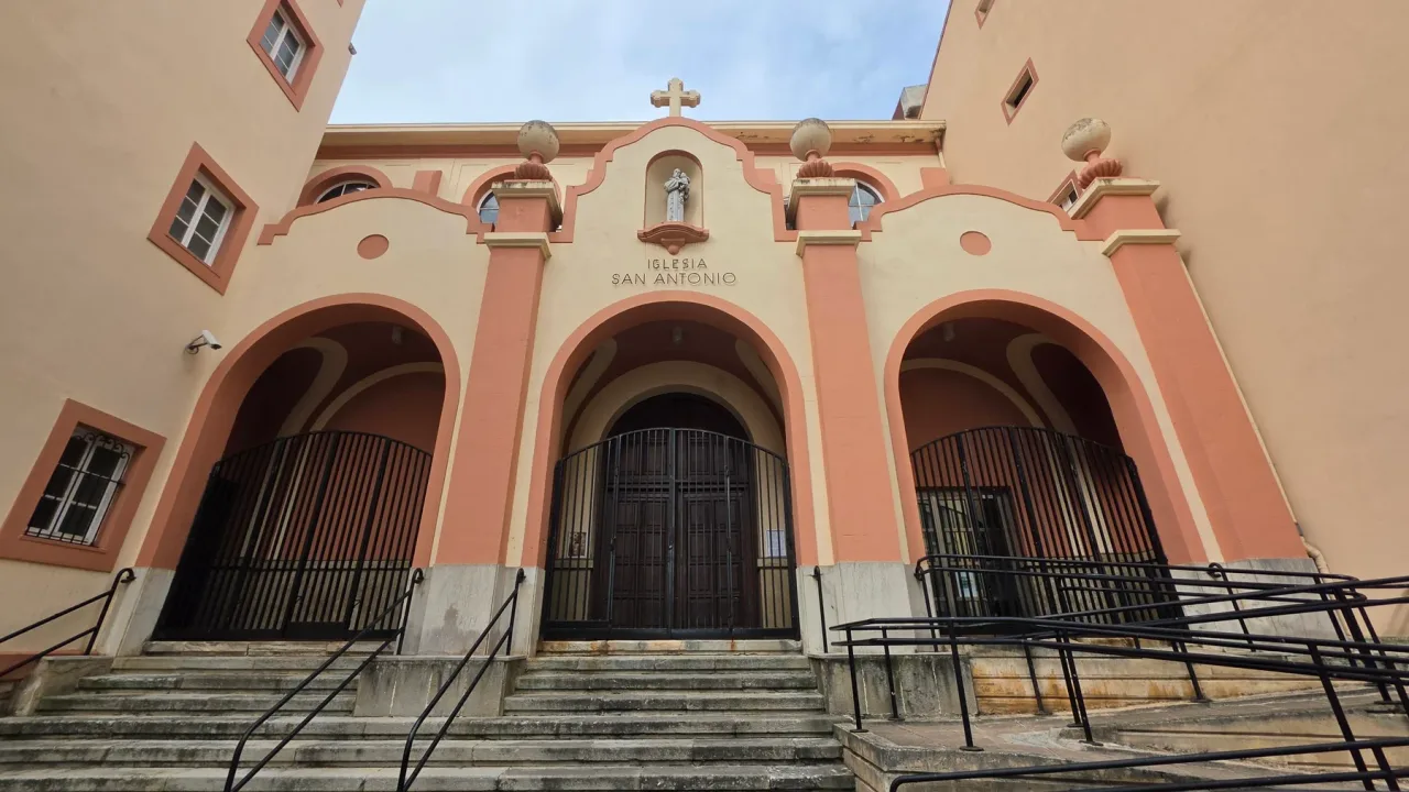 Fachada de San Antonio, con tres arcos, hornacina central y el nombre de la iglesia
