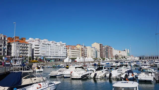 Vista contemporánea de Puertochico y su lámina de agua