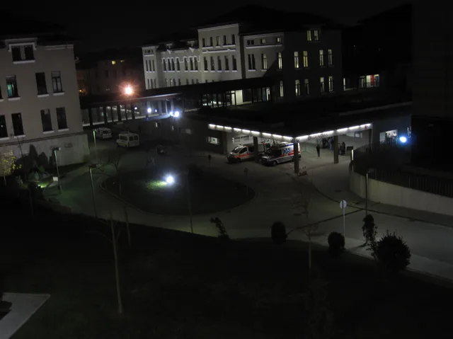 Vista nocturna exterior del área de urgencias del Hospital Universitario Marqués de Valdecilla