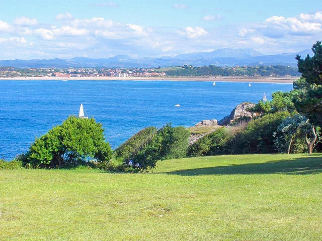 Vista de la bahía de Santander desde la península de La Magdalena