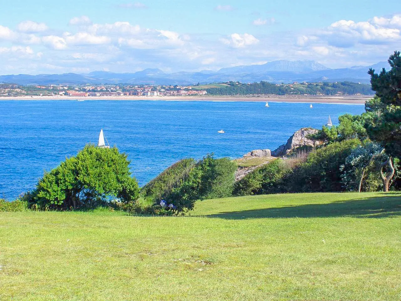 Vista de la bahía de Santander desde la península de La Magdalena