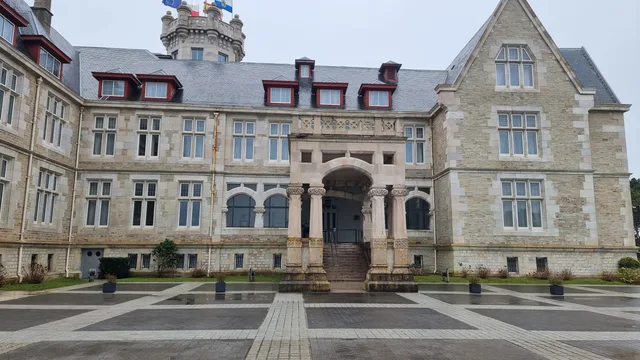 Detalle frontal de la entrada y la fachada del Palacio de La Magdalena