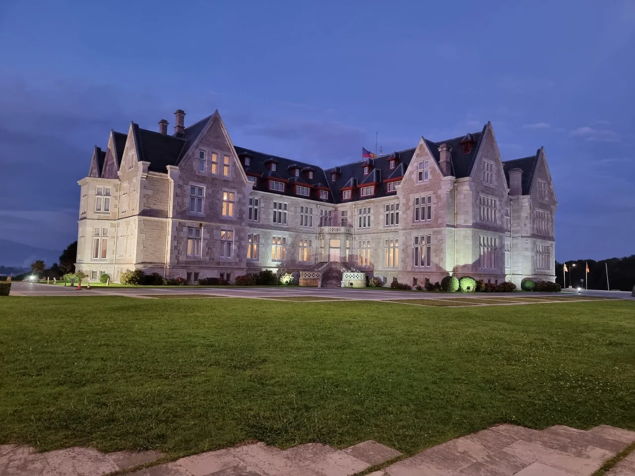 Palacio de La Magdalena iluminado a primera hora bajo un cielo azul