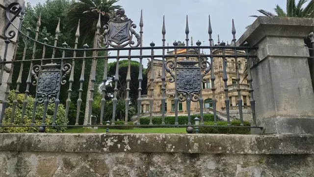 Verja de la Quinta de los Pinares con el palacete y el jardín al fondo