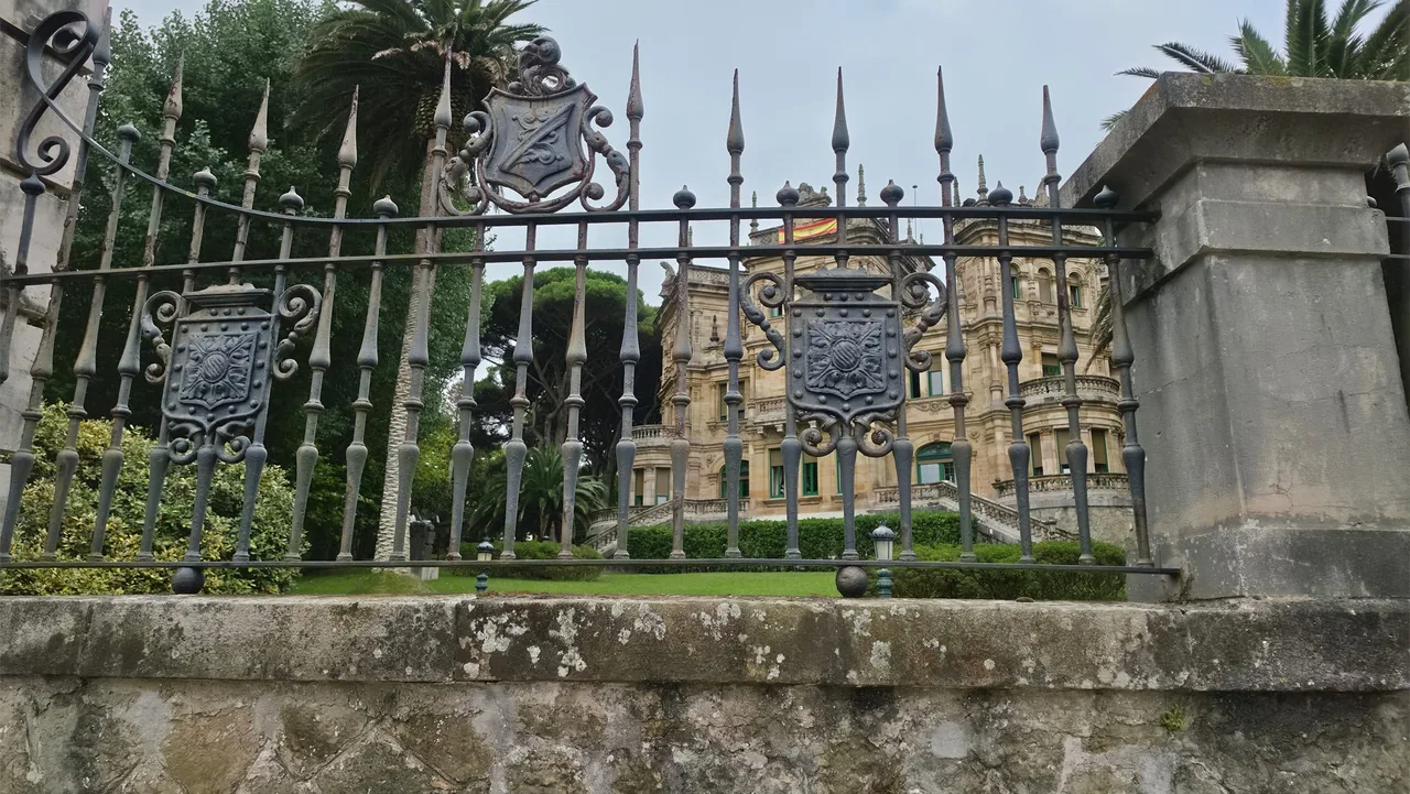 Verja de la Quinta de los Pinares con el palacete y el jardín al fondo