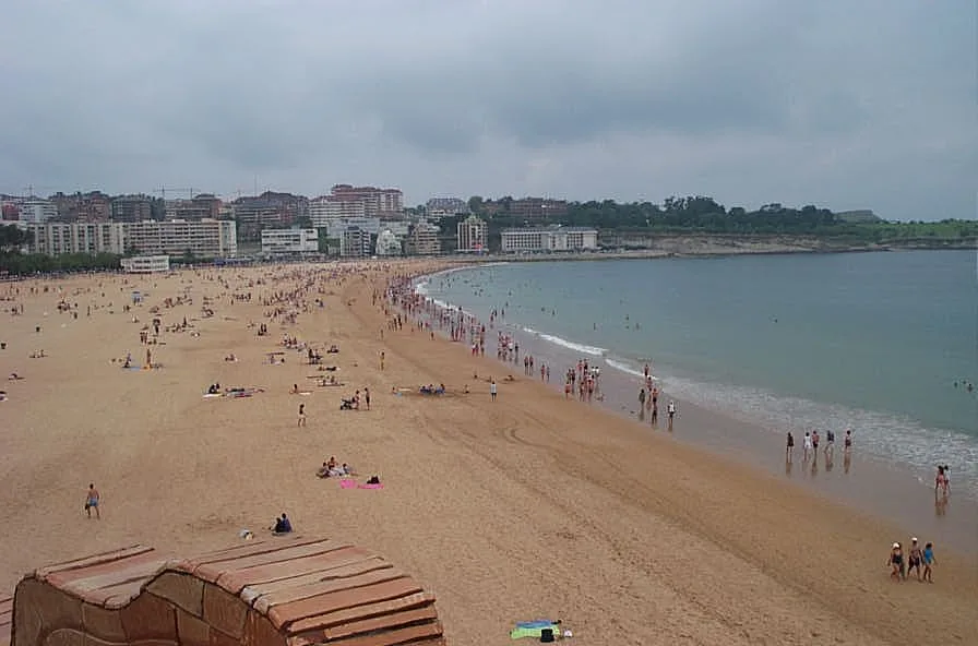 Vista de la playa de El Sardinero y su paseo marítimo
