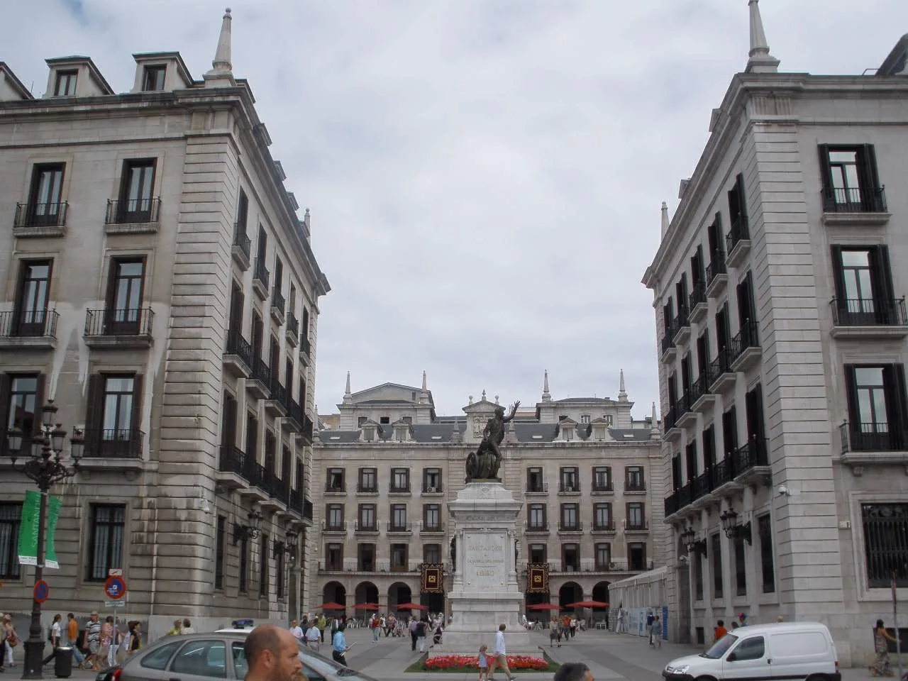 Plaza Porticada de Santander con sus soportales y el monumento a Pedro Velarde