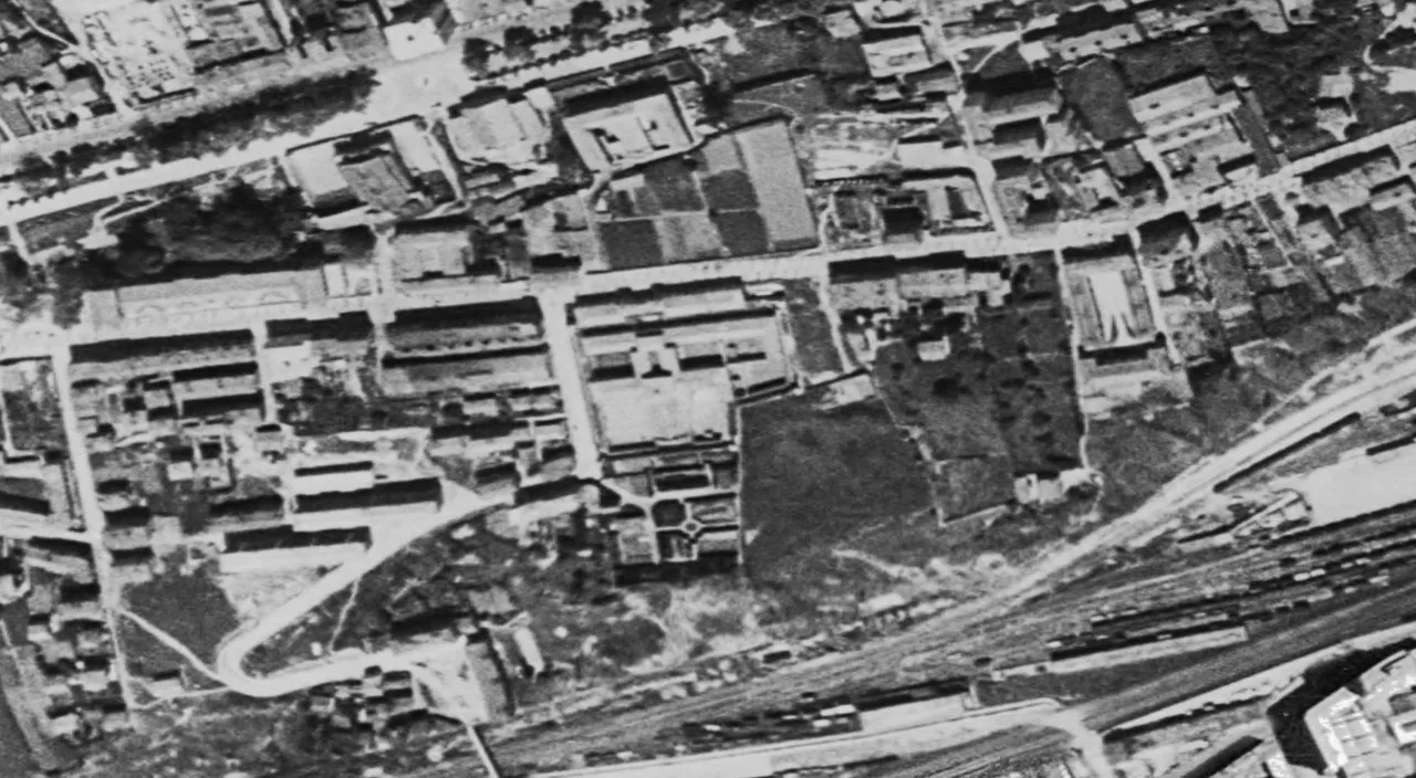Ortofoto de 1956-1957 con el recinto cerrado de la Prisión Provincial de Santander en el centro y las vías ferroviarias en el borde inferior