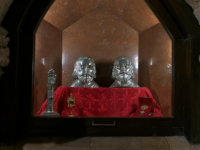 Dos bustos relicario de plata colocados tras una tela roja en la iglesia del Santísimo Cristo