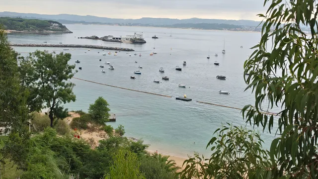 Vista elevada de la bahía con la Isla de la Torre en el centro, La Magdalena a la izquierda y la Horadada a la derecha