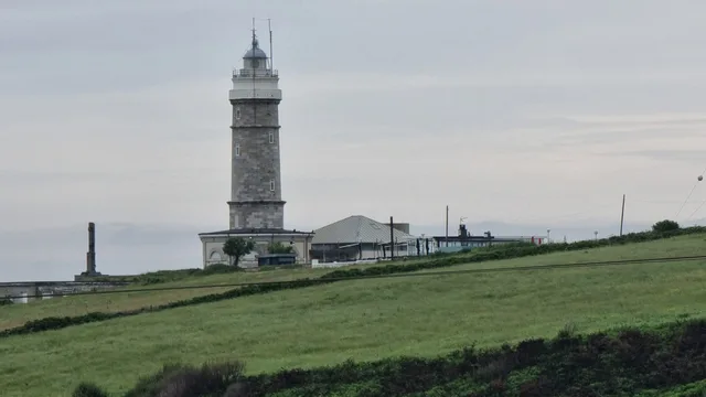 Torre del Faro de Cabo Mayor y edificios anexos vistos al otro lado de las laderas de Cueto