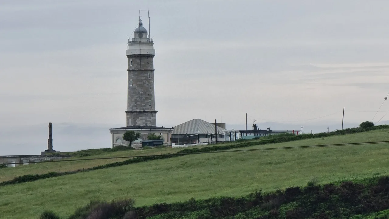 Torre del Faro de Cabo Mayor y edificios anexos vistos al otro lado de las laderas de Cueto