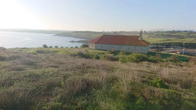 Ermita de la Virgen del Mar vista desde el oeste, con el Cantábrico al fondo