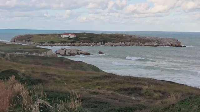 Isla y ermita de la Virgen del Mar vistas al otro lado de la ensenada