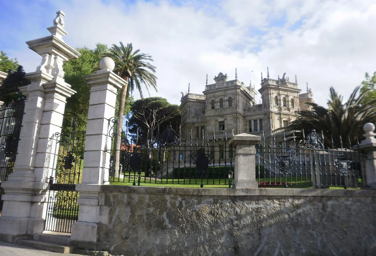 Quinta de los Pinares vista tras la verja y la puerta monumental de la finca